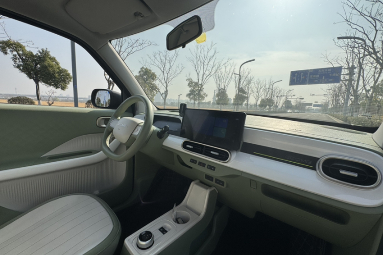 吉利银河 2025款 210km 熊猫骑士中控内饰7003