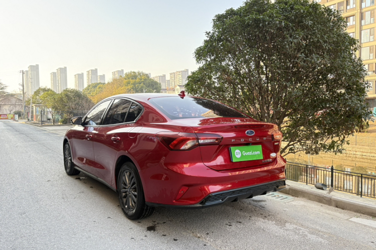 福特 福克斯 2022款 三厢 EcoBoost 180 自动竞速版车身外观6006