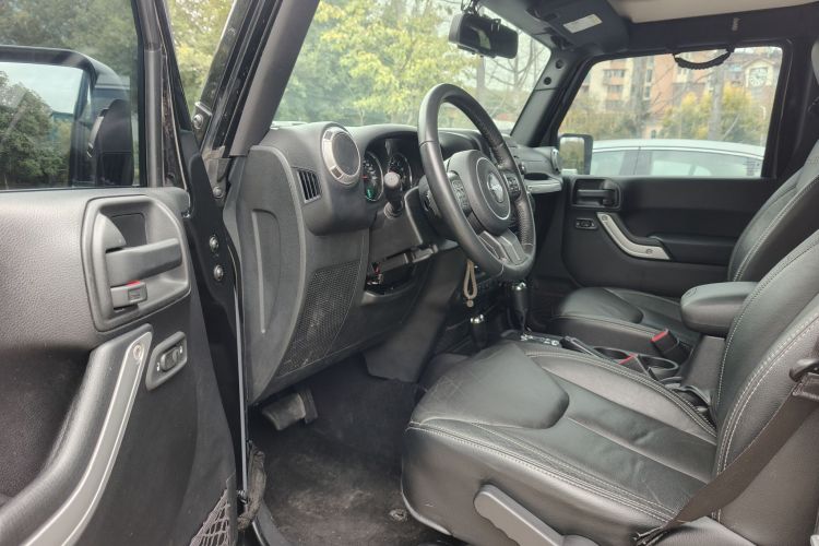 Jeep 牧马人 2015款 3.0L Sahara 四门舒享版中控内饰7003