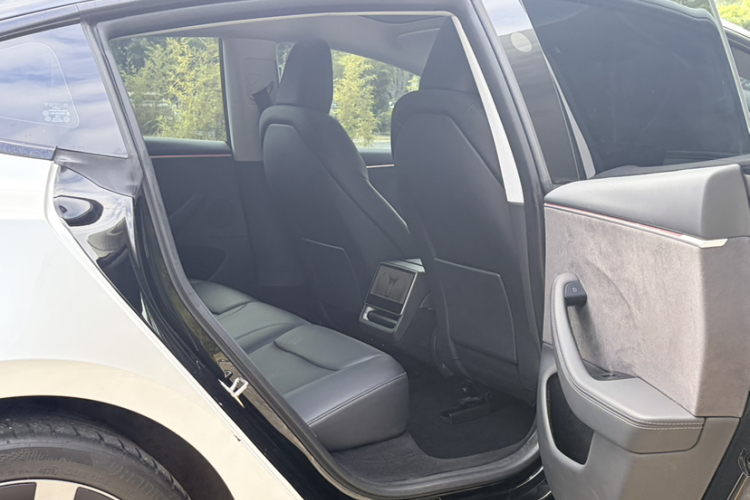 特斯拉 Model 3 2023款 长续航全轮驱动版中控内饰7004