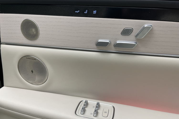 鸿蒙智行 享界S9 2025款 增程 Ultra中控内饰7008