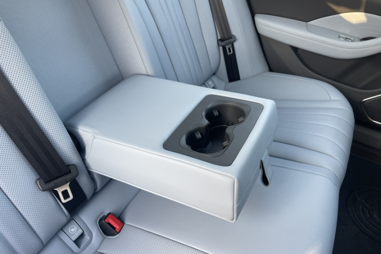 红旗H5 PHEV 2025款 170 超混版局部细节9011