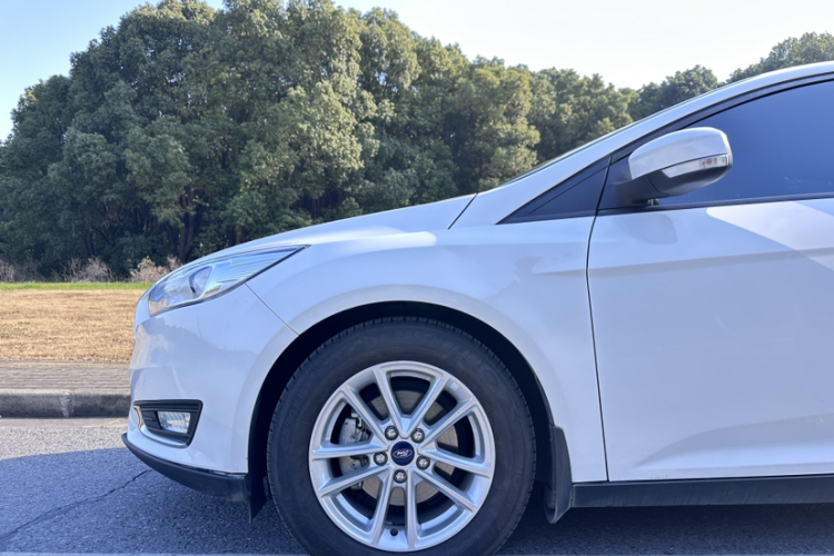 福特 福克斯 2015款 两厢 1.6L 自动风尚型车身外观6009