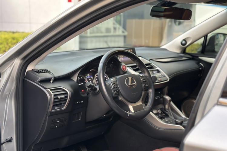 雷克萨斯NX 2015款 200t 全驱 锋尚版中控内饰7005