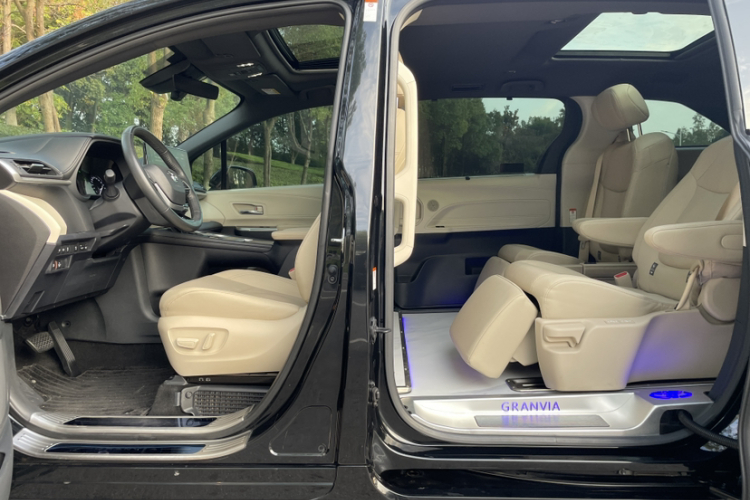 丰田 格瑞维亚 2022款 2.5L混动 尊爵版中控内饰7007