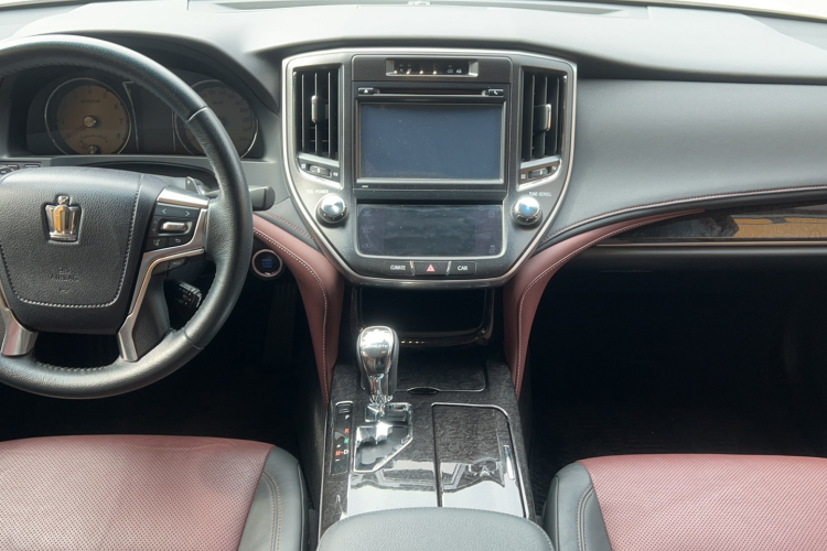 丰田 皇冠 2018款 2.0T 运动版局部细节16