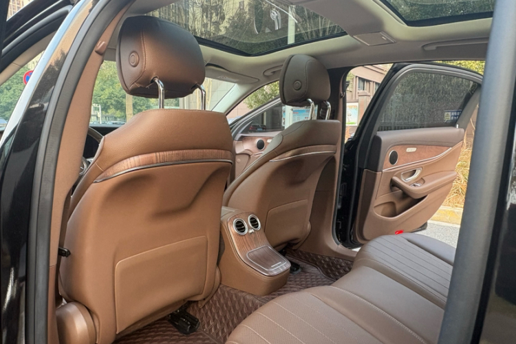 奔驰E级新能源 2022款 E 350 e L 插电式混合动力轿车中控内饰7007