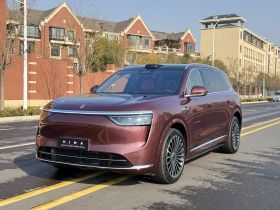 鸿蒙智行 问界M8 2025款 增程 Ultra版 53.4kWh 5座版