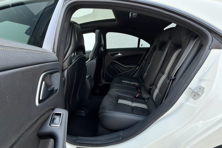 奔驰CLA 2017款 CLA 220 4MATIC 极地限量版中控内饰7010