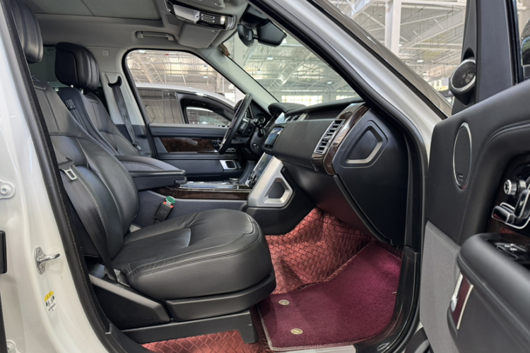 路虎 揽胜 2021款 3.0 L6 盛世版中控内饰7012