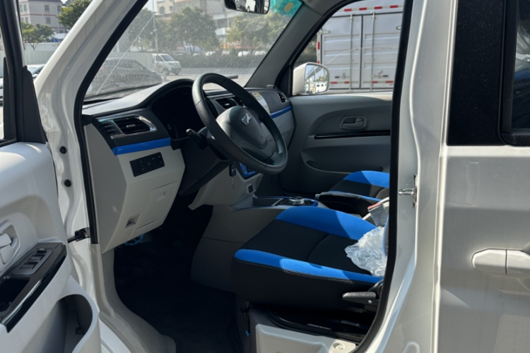 SRM鑫源 好运 2025款 标准型 宁德38.64kWh 270KM 6座中控内饰7003