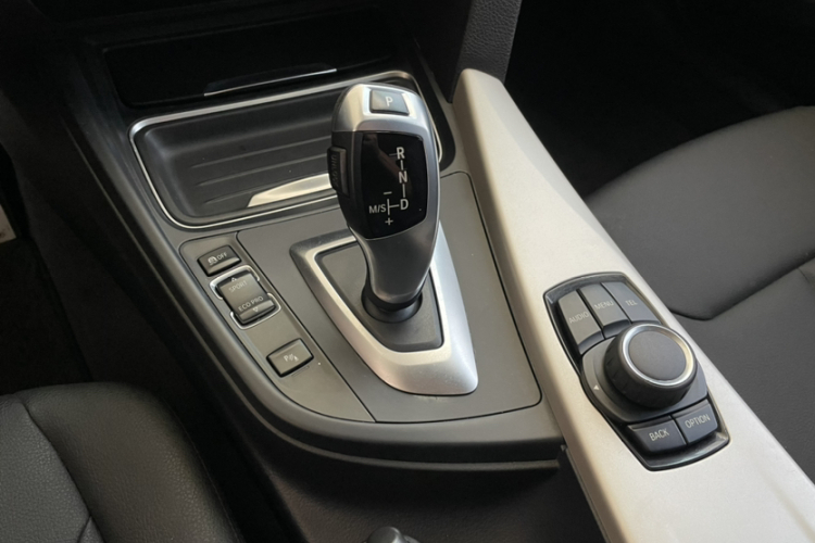 宝马3系 2015款 320Li 时尚型中控内饰7009