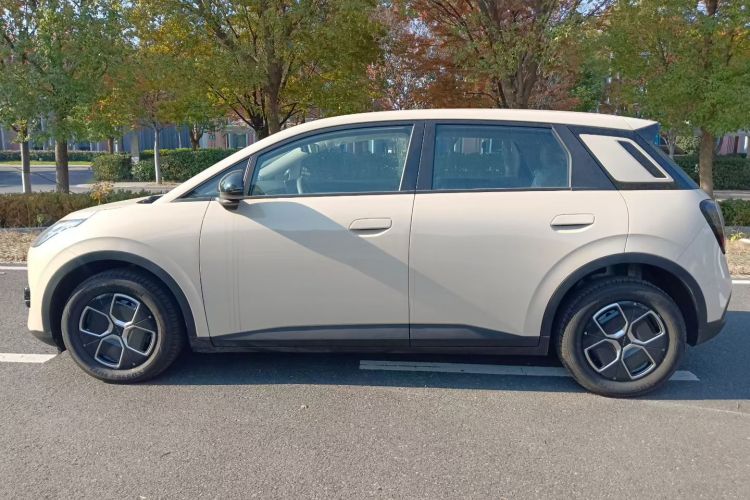 埃安 AION UT 2025款 330星辉版车身外观6004