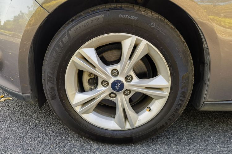 福特 福克斯 2012款 三厢 1.6L 自动风尚型车身外观6010