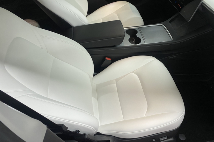 特斯拉 Model Y 2022款 改款 长续航全轮驱动版中控内饰7003