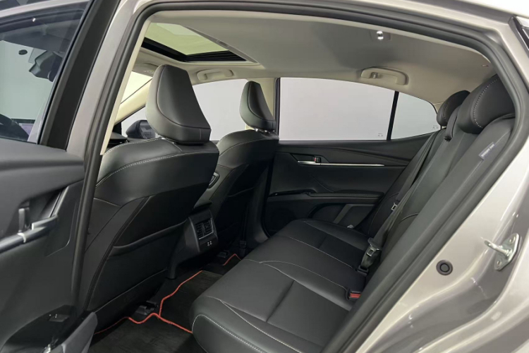 丰田 凯美瑞 2026款 双擎 2.0HSE 运动Lite版中控内饰7001