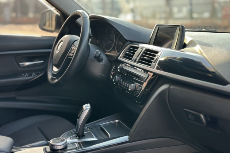 宝马3系 2017款 320Li 时尚型中控内饰7009