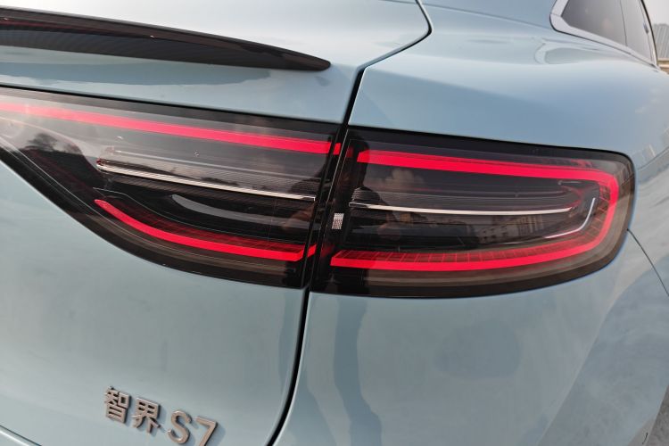 鸿蒙智行 智界S7 2025款 703km Ultra运动版车身外观6011