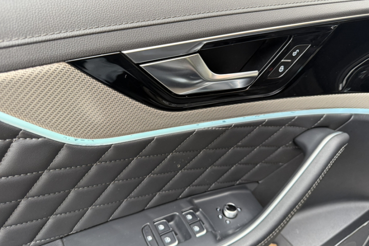 红旗HS5 2019款 2.0T 智联旗享版中控内饰7002