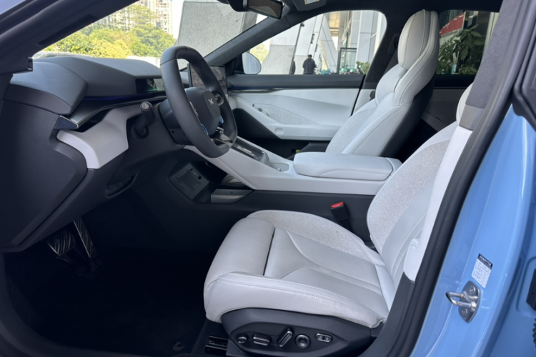 小鹏P7 2025款 702 长续航 Ultra中控内饰7004