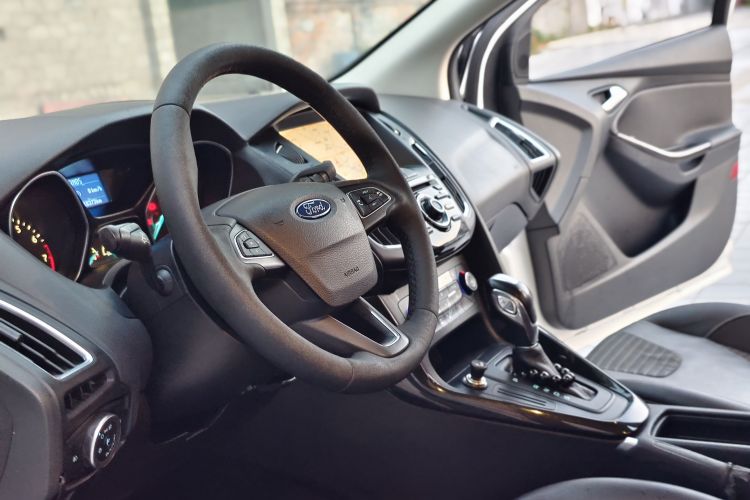 福特 福克斯 2015款 三厢 1.6L 自动风尚型中控内饰7004