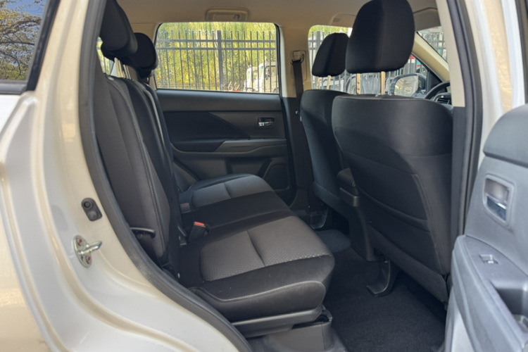 三菱 欧蓝德 2021款 2.0L 两驱畅行版 5座车身外观6012