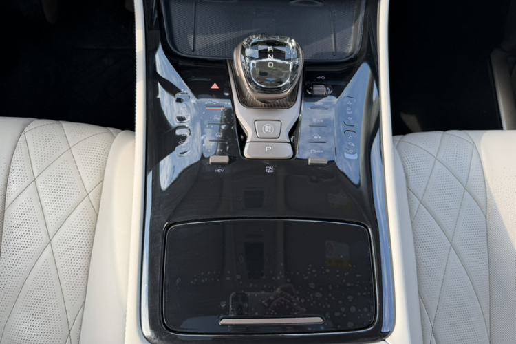 腾势D9 2022款 DM-i 970 四驱尊荣型中控内饰7015