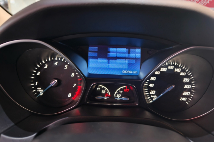 福特 福克斯 2012款 两厢 2.0L 自动豪华运动型中控内饰15