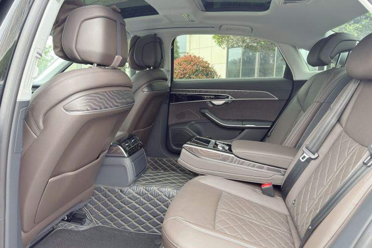 奥迪A8 2024款 A8L 50 TFSI quattro 臻选型中控内饰7005
