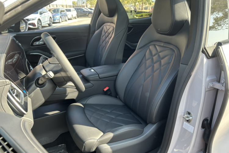 飞凡汽车 飞凡R7 2025款 长续版中控内饰7001