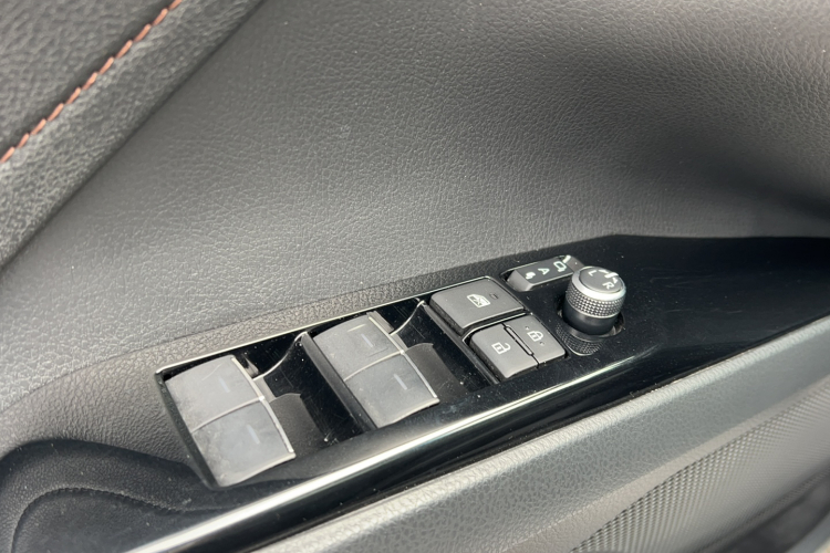 丰田 凯美瑞 2021款 2.5G 豪华版局部细节9004