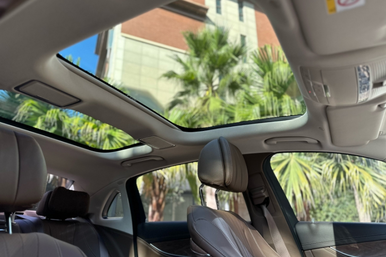 奔驰E级 2023款 改款 E 300 L 时尚型中控内饰7001