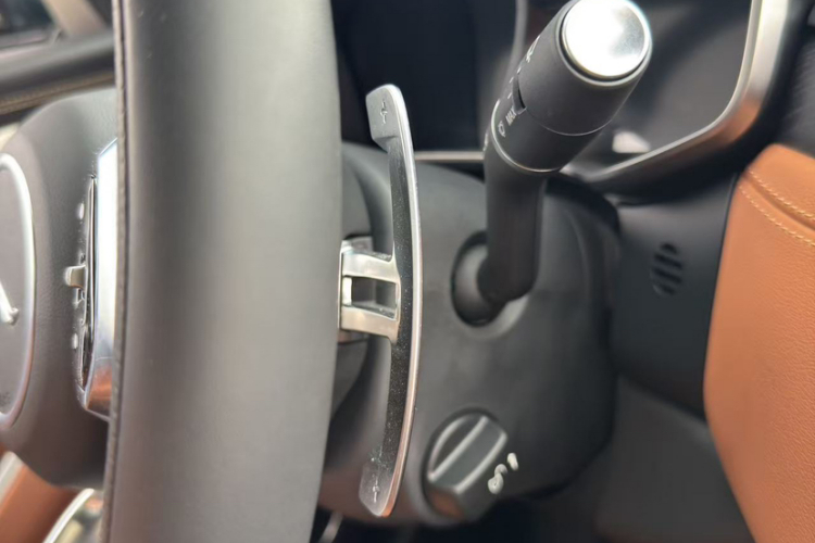 捷豹XFL 2023款 XFL 2.0T P250 两驱精英运动版中控内饰7014