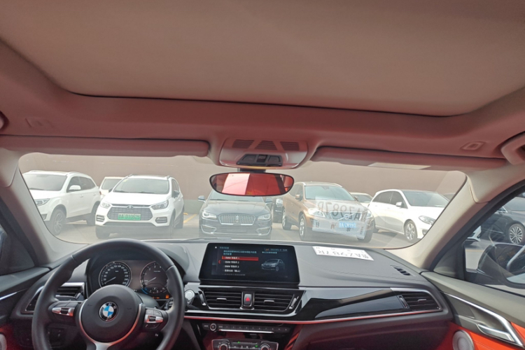 宝马1系 2022款 125i M运动曜夜版中控内饰7008