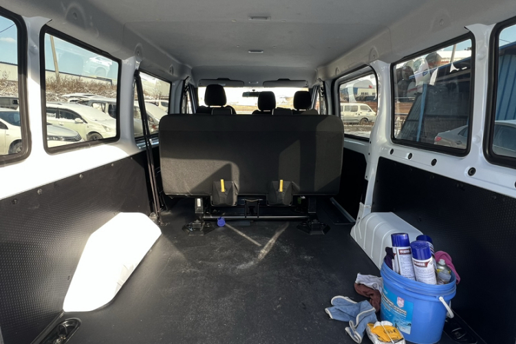 江铃福顺 2023款 2.0T 手动短轴低顶商运型多功能乘用车6座 双开尾门局部细节23