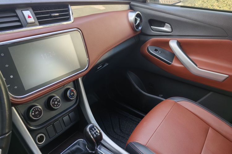 北汽幻速S3 2016款 S3L 1.5L 手动尊享型中控内饰7002