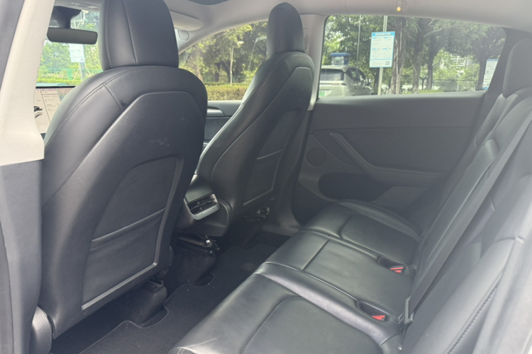 特斯拉 Model Y 2021款 长续航全轮驱动版中控内饰7006