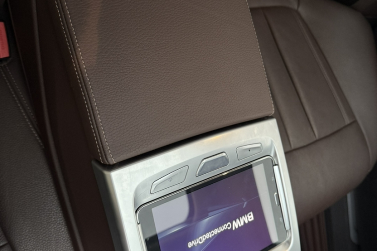 宝马7系 2017款 730Li 领先型局部细节9004