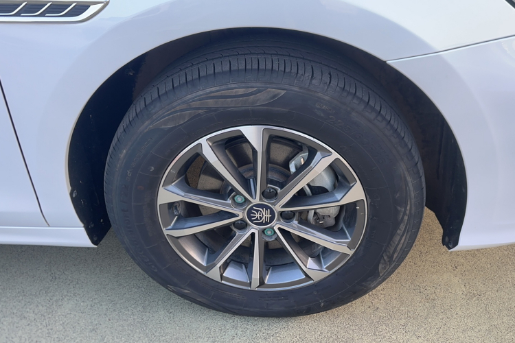 比亚迪 秦PLUS 2024款 荣耀版 DM-i 55KM领先型车身外观6003