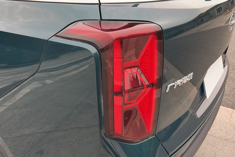 广汽传祺 传祺GS8 2022款 领航系列 2.0TGDI 两驱尊贵版（七座）车身外观6012