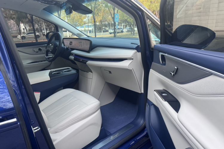 别克GL8新能源 2024款 陆尊 奢享版 6座中控内饰7010