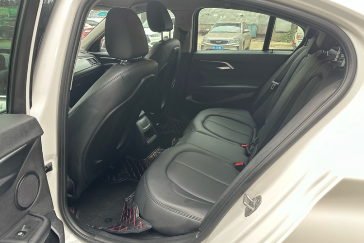 宝马1系 2018款 118i 时尚型中控内饰7004