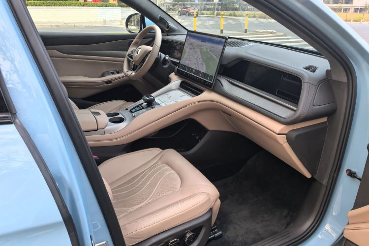 腾势N7 2025款 630 四驱智驾双激光旗舰版中控内饰7014