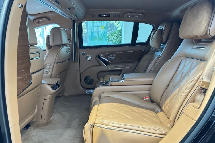 鸿蒙智行 尊界S800 2025款 增程 星辉行政版 4座中控内饰7001