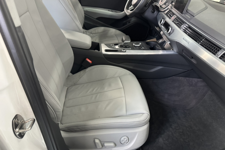 奥迪A4L 2018款 30周年年型 45 TFSI quattro 个性运动版中控内饰7011