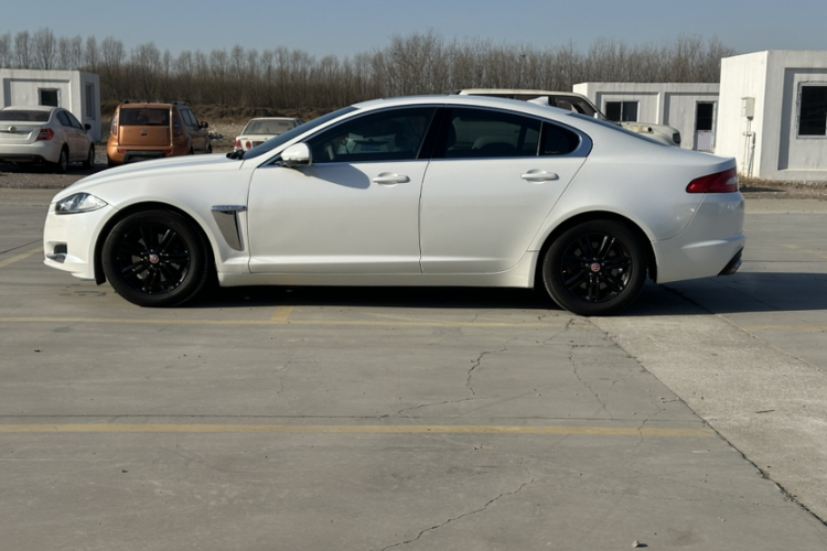 捷豹XF 2015款 XF 2.0T 风华版车身外观6006