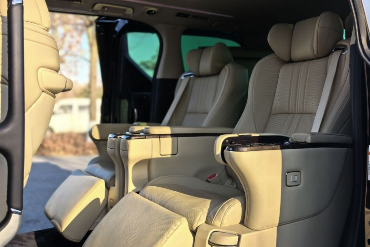 丰田 威尔法 2021款 皇冠 双擎 2.5L HV至尊版局部细节9001