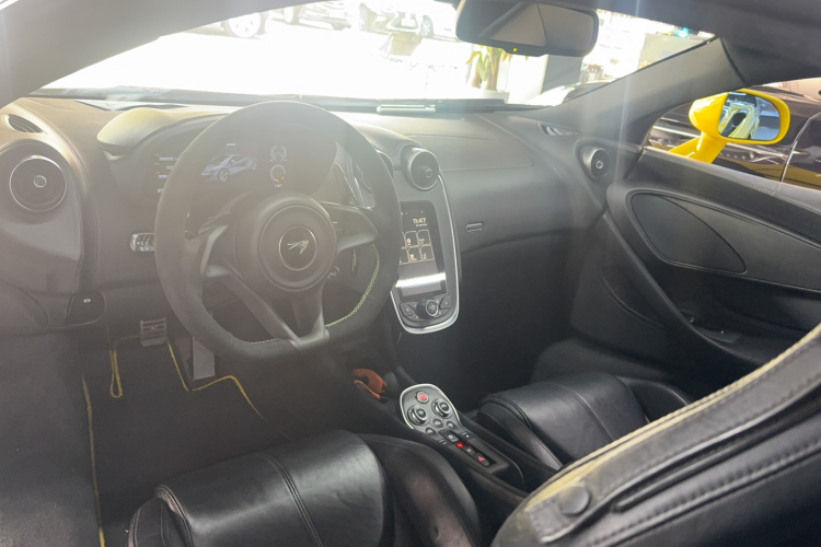 迈凯伦570 2019款 570S 3.8T Coupe中控内饰7003