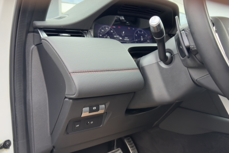 路虎 发现运动版 2020款 249PS R-Dynamic 性能科技版 7座中控内饰7006