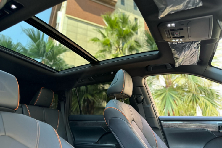 丰田 皇冠陆放 2024款 2.5L HEV四驱尊贵版中控内饰7001